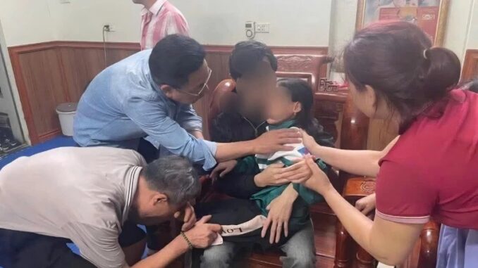 Lời kể vụ bé gái 9 tuổi bị bắt cóc, khống chế: Cả gia đình quỳ gối van xin, kẻ bắt cóc lạnh lùng đáp một câu khiến ai cũng chết lặng Lời kể vụ bé gái 9 tuổi bị bắt cóc, khống chế: Cả gia đình quỳ gối van xin, kẻ bắt cóc lạnh lùng đáp một câu khiến ai cũng chết lặng