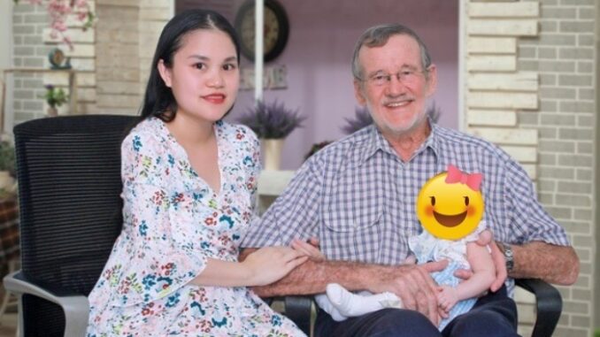 Tôi 20t lấy ông l-ã-o U80 với mong muốn sớm đổi đờiTôi 20t lấy ông l-ã-o U80 với mong muốn sớm đổi đời. Dù tuổi đã cao nhưng chồng vẫn rất sung sức, đêm nào tôi cũng phải h-ì h-ụ-c phục vụ đến mỏi nhừ, sáng mai dậy chân đi 2 hàng nhưng vì căn biệt thự triệu đô nên vẫn cố. Đúng hôm đang thăng hoa thì tôi s-ở-n g-ai ố-c khi thấy tờ giấy dưới gối… Tôi 20t lấy ông l-ã-o U80 với mong muốn sớm đổi đờiTôi 20t lấy ông l-ã-o U80 với mong muốn sớm đổi đời. Dù tuổi đã cao nhưng chồng vẫn rất sung sức, đêm nào tôi cũng phải h-ì h-ụ-c phục vụ đến mỏi nhừ, sáng mai dậy chân đi 2 hàng nhưng vì căn biệt thự triệu đô nên vẫn cố. Đúng hôm đang thăng hoa thì tôi s-ở-n g-ai ố-c khi thấy tờ giấy dưới gối…