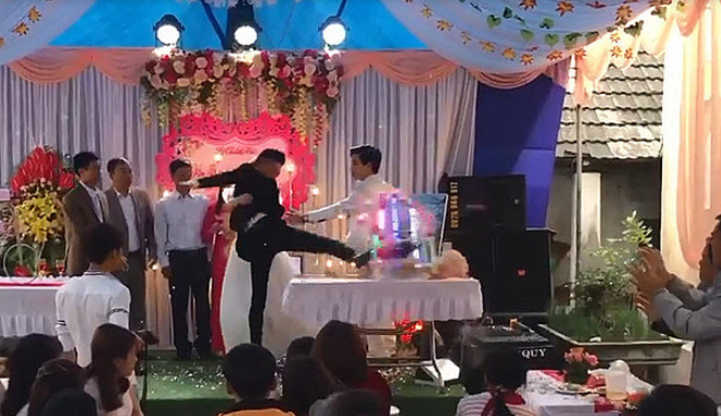 Chưa qua 49 ngày mẹ mà bố đã lấy vợ mới, tôi tức giận phá đám hôn lễ thì ăn ngay cái t.át từ “dì ghẻ” kèm câu nói điếng người Chưa qua 49 ngày mẹ mà bố đã lấy vợ mới, tôi tức giận phá đám hôn lễ thì ăn ngay cái t.át từ “dì ghẻ” kèm câu nói điếng người