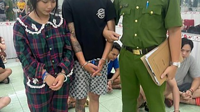 Đôi tình nhân hót nhất lúc này, đúng là tuổi trẻ tài cao lại còn liều Đôi tình nhân hót nhất lúc này, đúng là tuổi trẻ tài cao lại còn liều