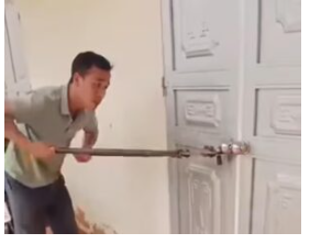 Cô giáo khóa cửa b.ỏ q.uên học sinh tiểu học trong lớp… Cô giáo khóa cửa b.ỏ q.uên học sinh tiểu học trong lớp…