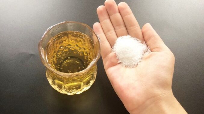Đổ bia vào muối ăn, giải quyết nhiều vấn đề trong nhà, thật tiếc giờ tôi mới biết mẹo này Đổ bia vào muối ăn, giải quyết nhiều vấn đề trong nhà, thật tiếc giờ tôi mới biết mẹo này