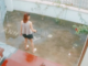 C-lip: Vợ vừa rửa sân vừa bày tỏ tình yêu với chồng