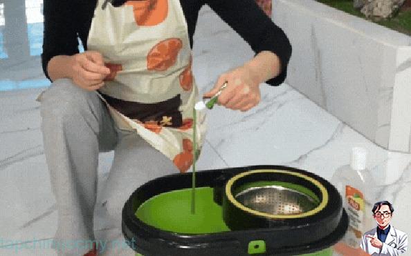 Chiến đấu với nồm ẩm, mẹ Hà Nội chia sẻ mẹo rẻ mà hiệu quả cực cao, lau đến đâu sàn nhà khô đến đó! Chiến đấu với nồm ẩm, mẹ Hà Nội chia sẻ mẹo rẻ mà hiệu quả cực cao, lau đến đâu sàn nhà khô đến đó!
