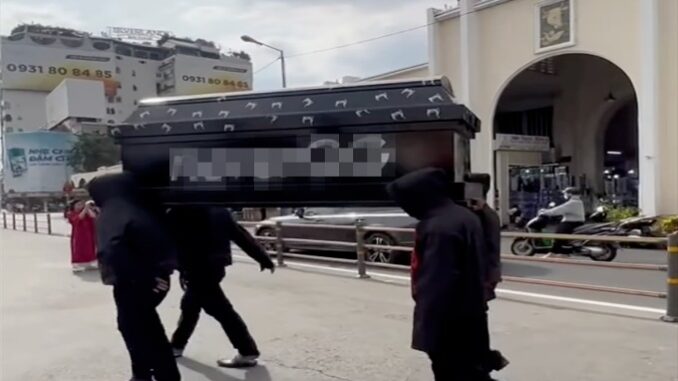 Nhóm thanh niên khiêng quan tài trước chợ Bến Thành gây xôn xao: Toàn bộ sự việc thế nào Nhóm thanh niên khiêng quan tài trước chợ Bến Thành gây xôn xao: Toàn bộ sự việc thế nào
