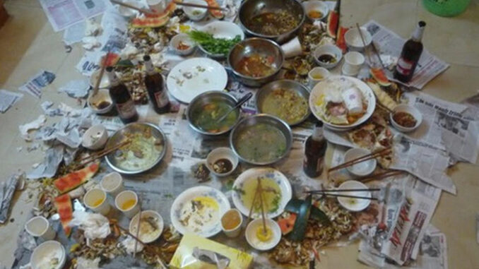 Chồng tôi hay ngồi nhậu khuya, không bao giờ xong trước 10h đêm, dù 11h đêm hay 12h cũng đều gọi vợ dậy rửa chén bát bằng được. Lần này ốm, tôi chỉ nhờ anh dọn giùm tý, tôi rửa sau vì đang mệt, anh sẵn sàng đập bát đũa trước mặt khách… Lúc này có 1 anh bạn của chồng đứng dậy cầm cái bát ô tô Chồng tôi hay ngồi nhậu khuya, không bao giờ xong trước 10h đêm, dù 11h đêm hay 12h cũng đều gọi vợ dậy rửa chén bát bằng được. Lần này ốm, tôi chỉ nhờ anh dọn giùm tý, tôi rửa sau vì đang mệt, anh sẵn sàng đập bát đũa trước mặt khách… Lúc này có 1 anh bạn của chồng đứng dậy cầm cái bát ô tô