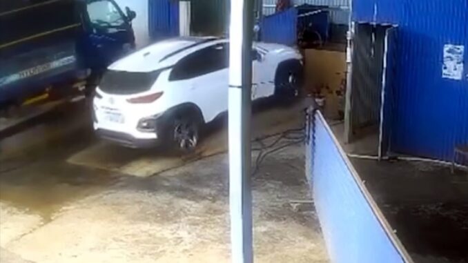 Đang hướng dẫn cho ô tô vào rửa, chủ tiệm bị tài xê đạp nhầm chân ga tông tuvong Đang hướng dẫn cho ô tô vào rửa, chủ tiệm bị tài xê đạp nhầm chân ga tông tuvong