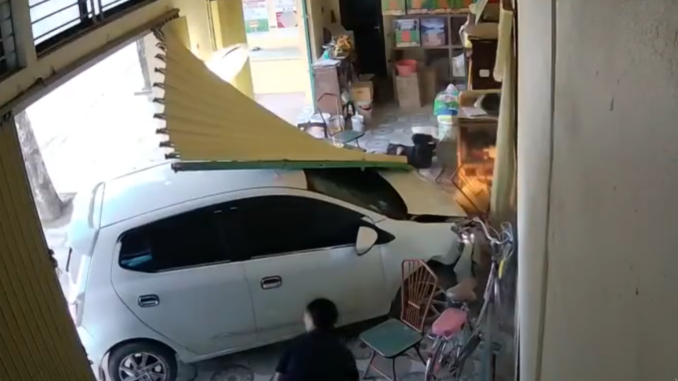 Xe hơi lao vào nhà dân, tông bay một phụ nữ đang ngồi Xe hơi lao vào nhà dân, tông bay một phụ nữ đang ngồi