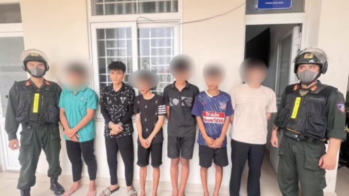 Công an vây bắt nhóm thanh niên táo tợn Công an vây bắt nhóm thanh niên táo tợn