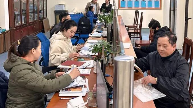TIN CỰC VUI: Bộ Nội vụ đề xuất KHÔNG BẮT BUỘC đổi giấy tờ sau sáp nhập tỉnh, xã, cả nước vỗ tay… TIN CỰC VUI: Bộ Nội vụ đề xuất KHÔNG BẮT BUỘC đổi giấy tờ sau sáp nhập tỉnh, xã, cả nước vỗ tay…