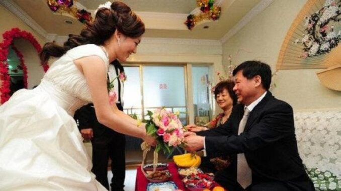 Tân hôn vợ chồng đang mặn nồng thì bố chồng gõ cửa, tôi xám ngoét mặt khi nghe ông nói Tân hôn vợ chồng đang mặn nồng thì bố chồng gõ cửa, tôi xám ngoét mặt khi nghe ông nói