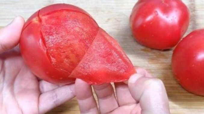 Lột vỏ cà chua theo cách này, cực đơn giản chỉ mất 10 giây Lột vỏ cà chua theo cách này, cực đơn giản chỉ mất 10 giây