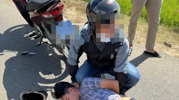 Nghi can gây án ở Đồng Nai chở người yêu bỏ trốn, bị công an Bình Thuận chặn bắt Nghi can gây án ở Đồng Nai chở người yêu bỏ trốn, bị công an Bình Thuận chặn bắt