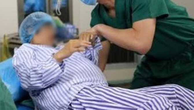 Đang chuyển dạ thì đột nhiên bị ho, người mẹ 33 tuổi ‘r;a đ;i’ sau 5 phút