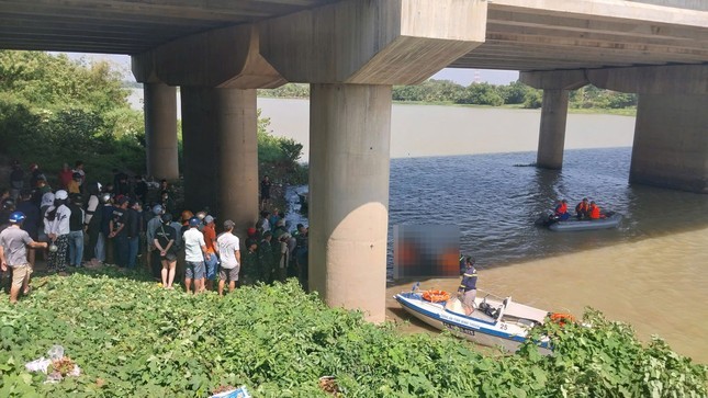 Đau lòng hiện trường thi thể hai chị em ôm chặt nhau dưới sông: Là con cô – cậu Đau lòng hiện trường thi thể hai chị em ôm chặt nhau dưới sông: Là con cô – cậu