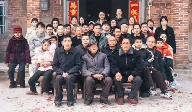 Bức ảnh tập thể gia đình bị toàn cõi mạng 'trào phúng', vì sao lại như vậy Bức ảnh tập thể gia đình bị toàn cõi mạng 'trào phúng', vì sao lại như vậy