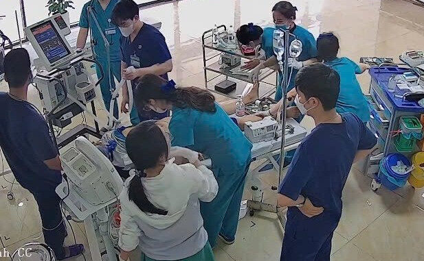 4 phút đẩy băng ca chạy trên đường, ép tim cấp cứu thanh niên bị điện giật ngưng thở 4 phút đẩy băng ca chạy trên đường, ép tim cấp cứu thanh niên bị điện giật ngưng thở