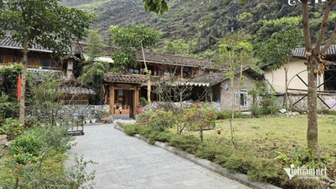 Vướng ‘lưới tình’ của quý bà 50 tuổi, thầy giáo trẻ bấn loạn, rối ren Vướng ‘lưới tình’ của quý bà 50 tuổi, thầy giáo trẻ bấn loạn, rối ren