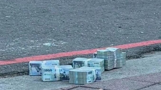 4,6 tỷ đồng t:iền mặt nằm giữa đường nhưng không ai dám nhặt