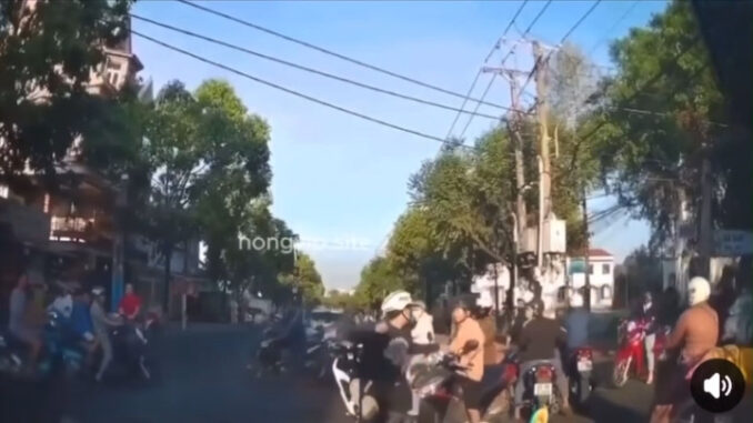 Nam thanh niên đánh tới tấp người đàn ông sau va chạm giao thông Nam thanh niên đánh tới tấp người đàn ông sau va chạm giao thông