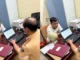 Xác định người đàn ông để cháu bé cầm vô lăng ô tô