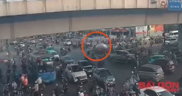 Khoảnh khắc từ trên cao ghi lại toàn cảnh nữ tài xế lái Mercedes tông hàng chục xe máy, 1 nữ sinh tử vong thương tâm Khoảnh khắc từ trên cao ghi lại toàn cảnh nữ tài xế lái Mercedes tông hàng chục xe máy, 1 nữ sinh tử vong thương tâm
