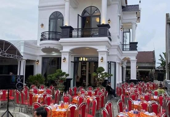 7 năm Đi XKLĐ tháng nào cũng gửi tiền đầy đủ cho bố mẹ. Một hôm bố mẹ gọi điện khoe đã mua được mảnh đất đẹp gần trung tâm xã, giá cả hợp lý. Tôi vui mừng vì ước mơ của mình đang dần thành hiện thực. Những năm tiếp theo, anh tiếp tục gửi tiền về để xây nhà. Sau 7 năm tôi quyết định về nước thì mọi chuyện cũng phát sinh từ đây, bố mẹ không chịu sang tên ngồi nhà, đến khi tôi mời luật sự mới biết sự thật. 7 năm Đi XKLĐ tháng nào cũng gửi tiền đầy đủ cho bố mẹ. Một hôm bố mẹ gọi điện khoe đã mua được mảnh đất đẹp gần trung tâm xã, giá cả hợp lý. Tôi vui mừng vì ước mơ của mình đang dần thành hiện thực. Những năm tiếp theo, anh tiếp tục gửi tiền về để xây nhà. Sau 7 năm tôi quyết định về nước thì mọi chuyện cũng phát sinh từ đây, bố mẹ không chịu sang tên ngồi nhà, đến khi tôi mời luật sự mới biết sự thật.