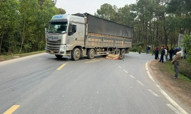 Xe máy chở 3 học sinh lao vào gầm xe tải, một người tử vong tại chỗ Xe máy chở 3 học sinh lao vào gầm xe tải, một người tử vong tại chỗ