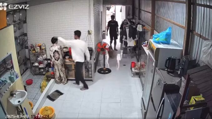 Vụ một phụ nữ bị đấm gục xuống sàn khi đang nấu ăn ở Cà Mau: Người chồng có những chia sẻ đầu tiên! Vụ một phụ nữ bị đấm gục xuống sàn khi đang nấu ăn ở Cà Mau: Người chồng có những chia sẻ đầu tiên!