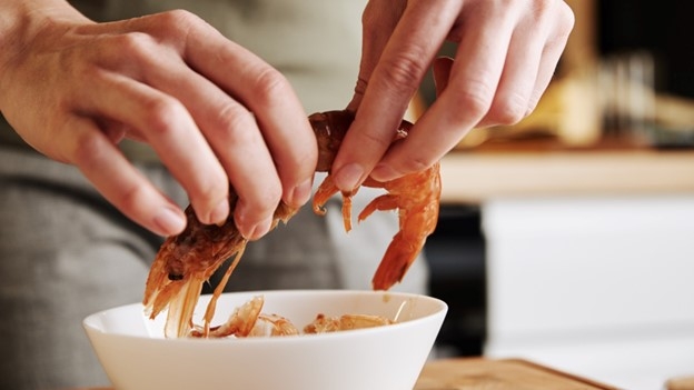 Tôm mà ăn hết cả con thì nói thật không khác gì ‘thuocdoc’: Nhớ bỏ chỗ này đi Tôm mà ăn hết cả con thì nói thật không khác gì ‘thuocdoc’: Nhớ bỏ chỗ này đi