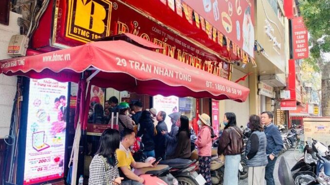 15h00 ngày 24/3: Vàng tiếp tục GIẢM “thẳng c.ánh cò bay”, nhiều người có tiền xếp hàng đứng mua, nhà đầu tư thì vội vàng “bán tháo” 15h00 ngày 24/3: Vàng tiếp tục GIẢM “thẳng c.ánh cò bay”, nhiều người có tiền xếp hàng đứng mua, nhà đầu tư thì vội vàng “bán tháo”