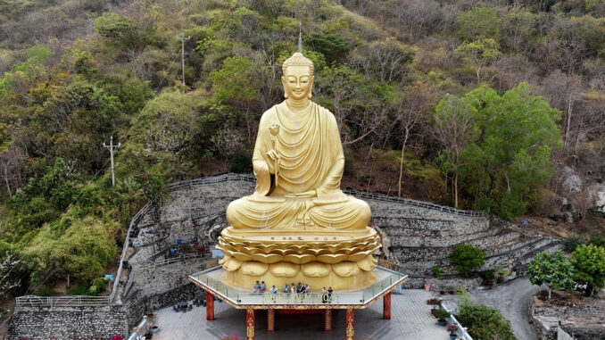 Ngắm tượng Phật dát vàng khổng lồ trong thiền viện nổi tiếng Vũng Tàu Ngắm tượng Phật dát vàng khổng lồ trong thiền viện nổi tiếng Vũng Tàu
