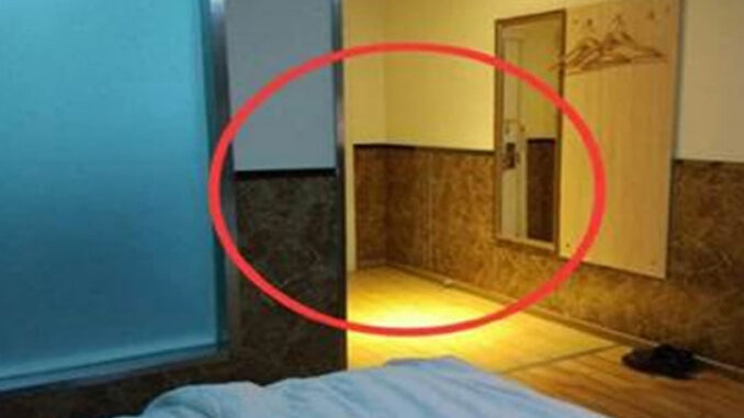 Vì sao cần bật đèn nhà vệ sinh khi ngủ trong nhà nghỉ, khách sạn? Vì sao cần bật đèn nhà vệ sinh khi ngủ trong nhà nghỉ, khách sạn?
