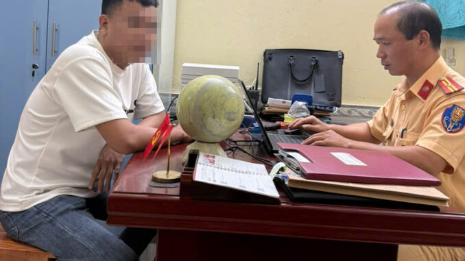 Lời khai bất ngờ của người đàn ông để bé gái lái ô tô 50 – 60km/h Lời khai bất ngờ của người đàn ông để bé gái lái ô tô 50 – 60km/h