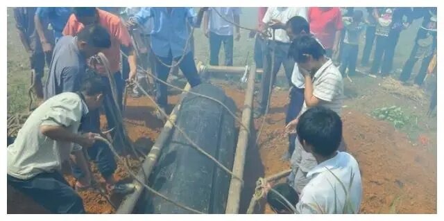 Ra mộ thăm chồng sau 2 ngày chôn cất, vợ bàng hoàng nghe tiếng kêu: Cho tôi ra ngoài Ra mộ thăm chồng sau 2 ngày chôn cất, vợ bàng hoàng nghe tiếng kêu: Cho tôi ra ngoài