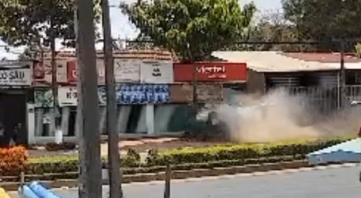 Vụ 2 người văng khỏi xe con: Một nạn nhân tử vong Vụ 2 người văng khỏi xe con: Một nạn nhân tử vong