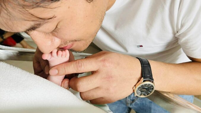 Xót xa hình ảnh hiếm hoi của Quý Bình bên con trai 3 tuổi Xót xa hình ảnh hiếm hoi của Quý Bình bên con trai 3 tuổi