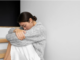 Ra kh:ỏi t:ò a mẹ chồng cũ chỉ thẳng mặt tôi bảo:”Kể từ nay, mẹ con cô có sống ch::3 ::t gì cũng đừng b áo cho nhà tôi biết. Chúng tôi không quan tâm nữa”. Tôi lẳng lặng ôm đứa con 2t ra đi trong nước mắt. Suốt 10 năm qua, con không nhận được 1 lời hỏi thăm nào từ bố và gia đình nhà nội chứ đừng nói t i ề n cấp dưỡng. Bất ngờ 1 hôm chồng cũ đem 3 tỷ đến đòi gặp con, tôi dẫn anh ta vào căn phòng, nhìn thấy 1 thứ mà anh ta ch::3 t đứng…