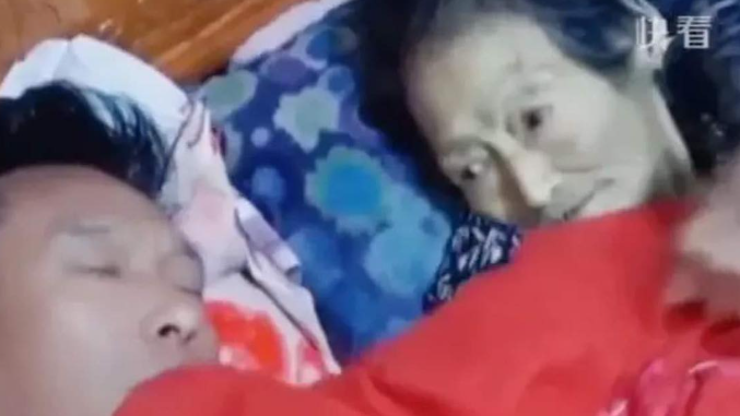 Cảnh mẹ già hấp hối đắp chăn cho con đang ngủ khiến dân mạng ‘nhói tim’ Cảnh mẹ già hấp hối đắp chăn cho con đang ngủ khiến dân mạng ‘nhói tim’