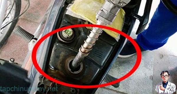 Đổ xăng đừng dại hô đầy bình hay 50 ngàn, có 6 cách thông minh giúp tiết kiệm hơn nhiều Đổ xăng đừng dại hô đầy bình hay 50 ngàn, có 6 cách thông minh giúp tiết kiệm hơn nhiều