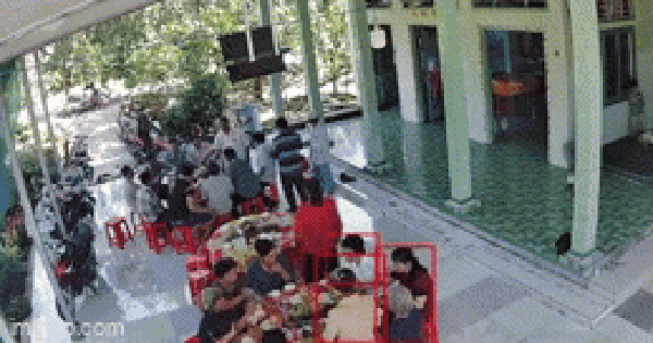 Tiếng nổ kinh hoàng trên bàn tiệc khiến hàng chục người hốt hoảng bỏ chạy: Đoạn camera hé lộ nguyên do Tiếng nổ kinh hoàng trên bàn tiệc khiến hàng chục người hốt hoảng bỏ chạy: Đoạn camera hé lộ nguyên do