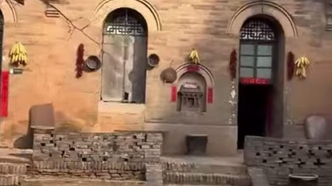 Về quê lo tang lễ cho bố, 4 người con chết bí ẩn trong ngôi nhà cũ Về quê lo tang lễ cho bố, 4 người con chết bí ẩn trong ngôi nhà cũ