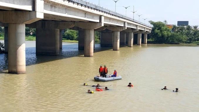 Tìm thấy thi thể hai thiếu nữ buộc tay nhau dưới sông Tìm thấy thi thể hai thiếu nữ buộc tay nhau dưới sông