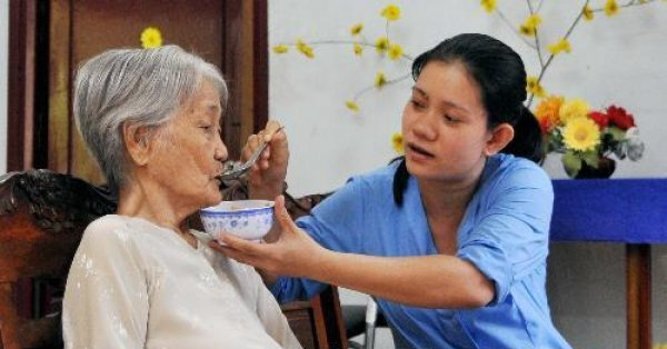 Một mình chăm mẹ 9 năm, bà cho tôi thừa kế sổ tiết kiệm 35 triệu: Đi rút tiền mới chết lặng trước câu nói của nhân viên Một mình chăm mẹ 9 năm, bà cho tôi thừa kế sổ tiết kiệm 35 triệu: Đi rút tiền mới chết lặng trước câu nói của nhân viên