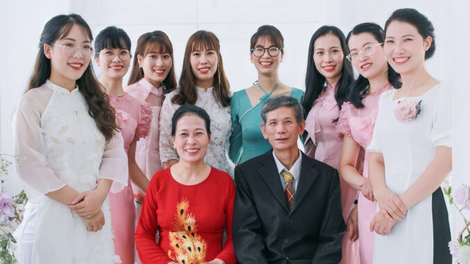Người đàn ông Hà Nội là con trưởng, sinh 8 con gái: Tôi sướng hơn khối người Người đàn ông Hà Nội là con trưởng, sinh 8 con gái: Tôi sướng hơn khối người