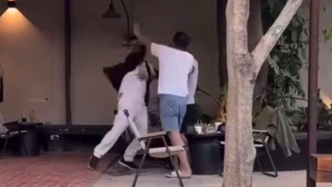 Danh tính người mặc đồ giống ông Đặng Lê Nguyên Vũ, đánh nhau trong quán cà phê, hé lộ lý do ẩu đả Danh tính người mặc đồ giống ông Đặng Lê Nguyên Vũ, đánh nhau trong quán cà phê, hé lộ lý do ẩu đả