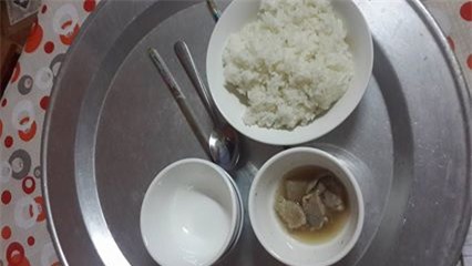 Ở cữ mẹ chồng bắt ăn cơm ng:uội, mẹ tôi đến thăm không nói gì chỉ nhét áo bà thông gia mẩu giấy, hôm sau mâm cơm bưng lên tôi số:c nặng còn mẹ tôi chỉ cười nh:ếch m:ép, để rồi …. Ở cữ mẹ chồng bắt ăn cơm ng:uội, mẹ tôi đến thăm không nói gì chỉ nhét áo bà thông gia mẩu giấy, hôm sau mâm cơm bưng lên tôi số:c nặng còn mẹ tôi chỉ cười nh:ếch m:ép, để rồi ….
