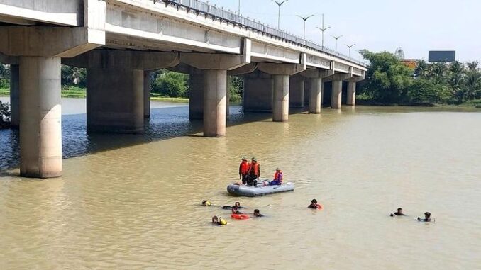 2 thiếu nữ .. dưới sông Dinh 2 thiếu nữ .. dưới sông Dinh