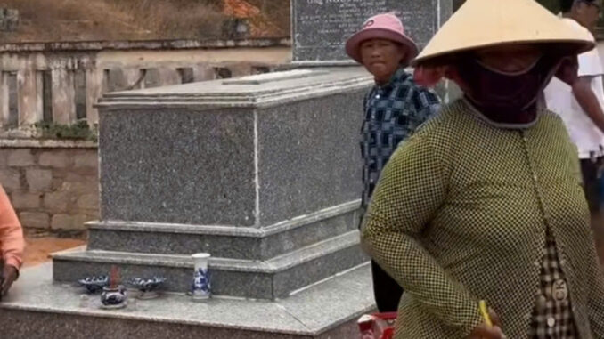 Vụ nhóm người 'xin đểu' tại nghĩa trang: Làm rõ dấu hiệu cưỡng đoạt tài sản Vụ nhóm người 'xin đểu' tại nghĩa trang: Làm rõ dấu hiệu cưỡng đoạt tài sản