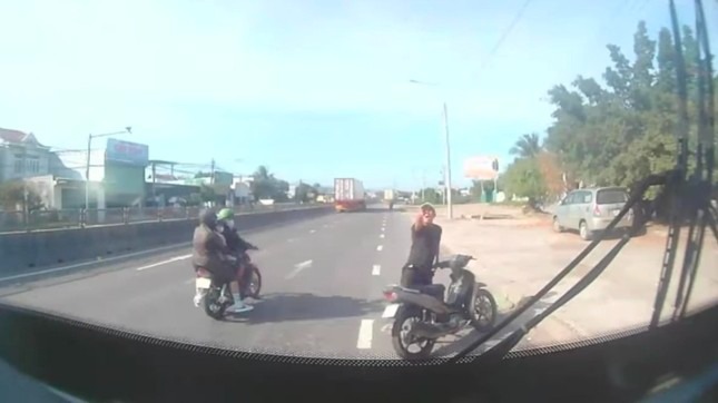 Tài xế xe buýt bị hành hung trước trạm CSGT Tài xế xe buýt bị hành hung trước trạm CSGT